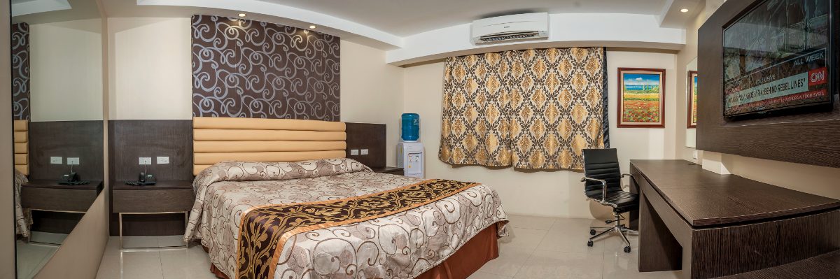 Deluxe King room at Scorebirds Hotel — hotel near Fields Avenue, Angeles City